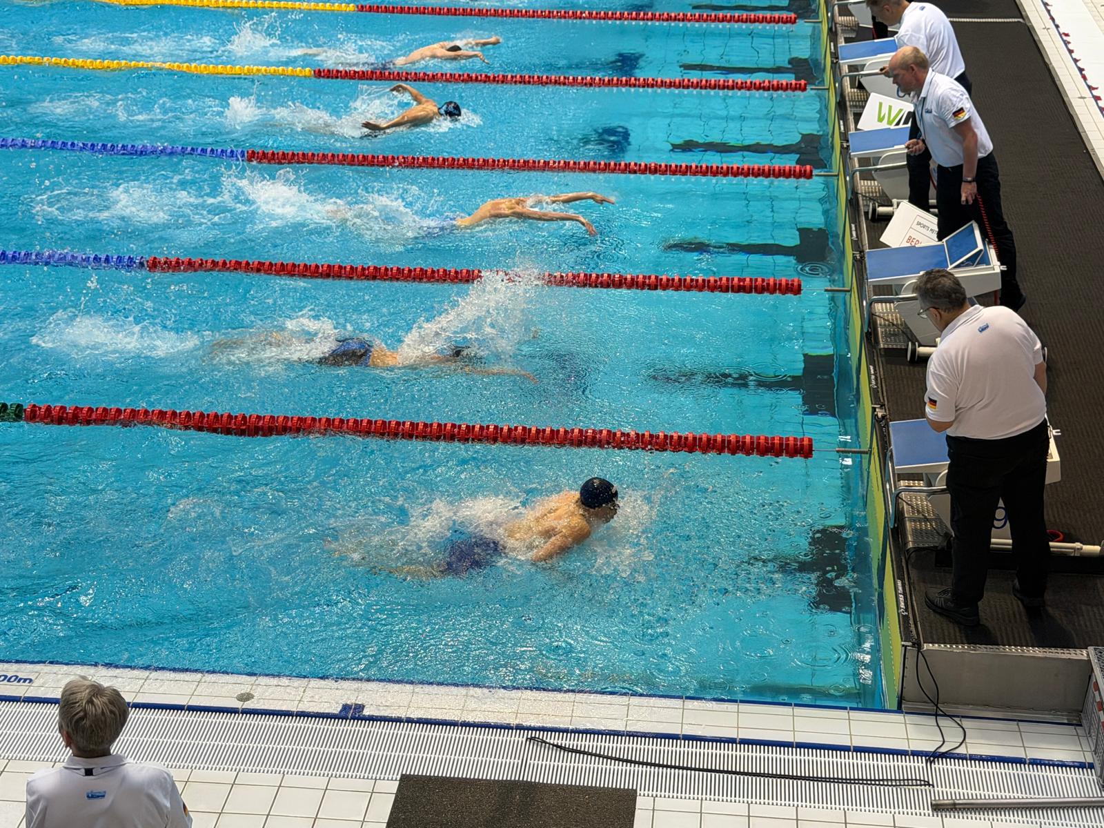 Schwimmer kurz vor dem Anschlag im Wettkampfbecken.
